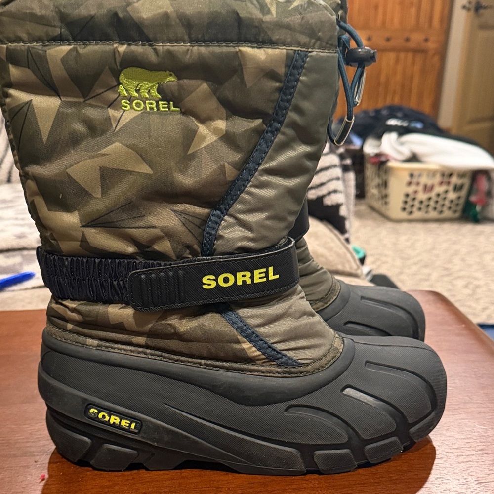Sorel Green and Black Patterned Snow Boots